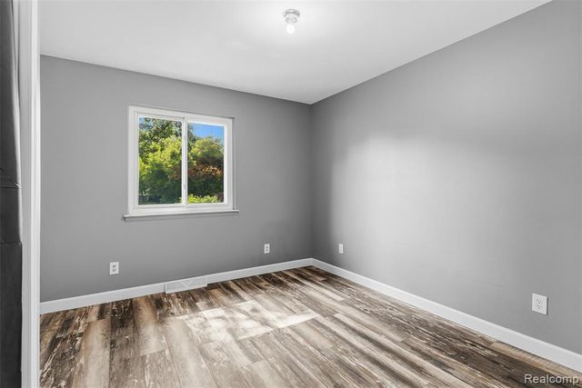 305 East Road, Holly, MI 48442