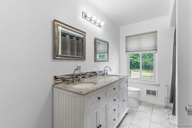 305 East Road, Holly, MI 48442