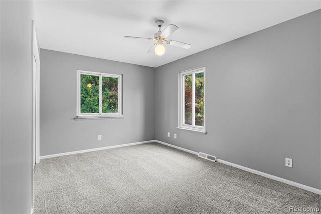 305 East Road, Holly, MI 48442