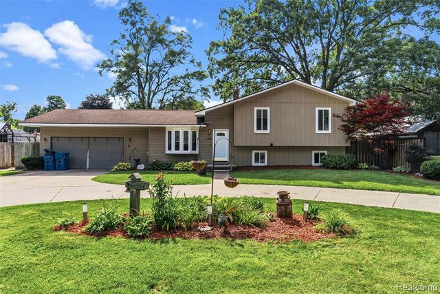 305 East Road, Holly, MI 48442