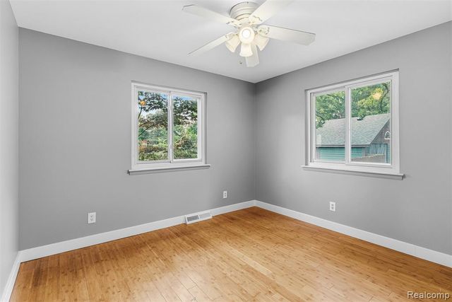 305 East Road, Holly, MI 48442