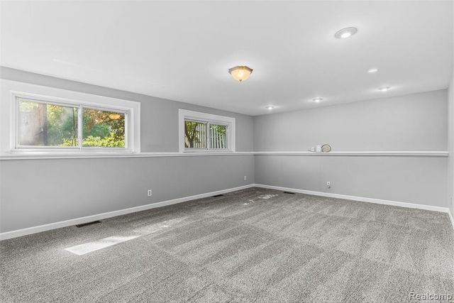 305 East Road, Holly, MI 48442