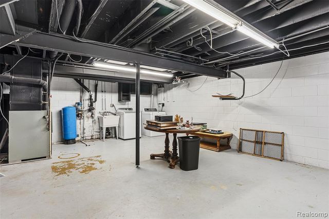 305 East Road, Holly, MI 48442