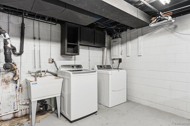 305 East Road, Holly, MI 48442