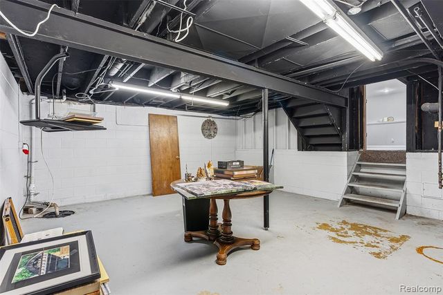 305 East Road, Holly, MI 48442