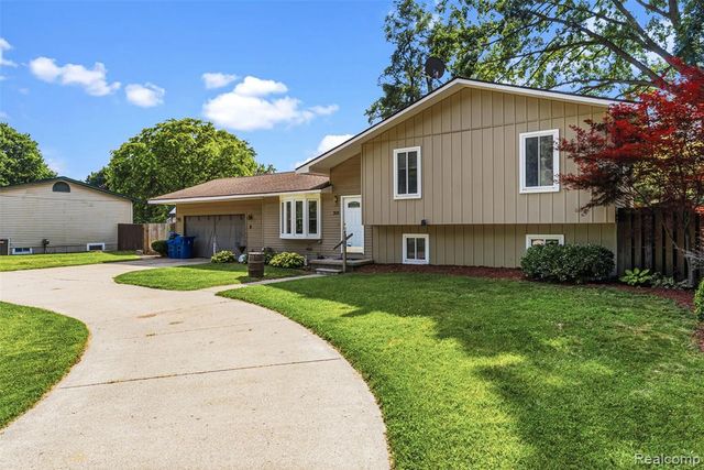 305 East Road, Holly, MI 48442