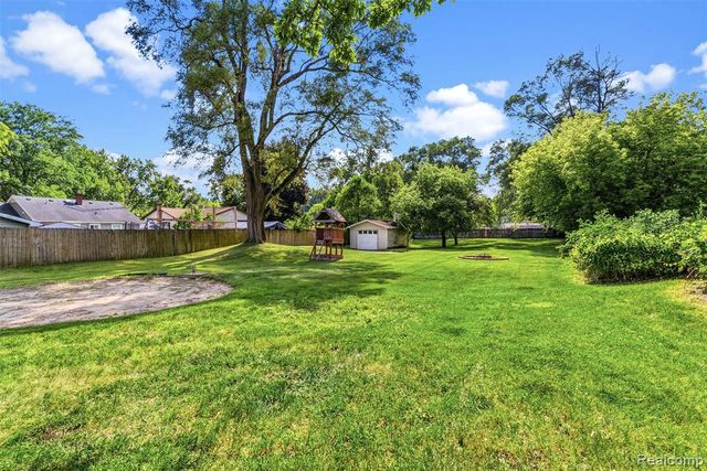 305 East Road, Holly, MI 48442