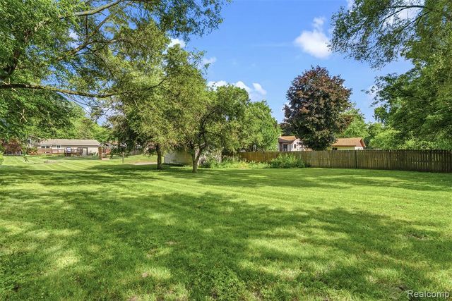 305 East Road, Holly, MI 48442