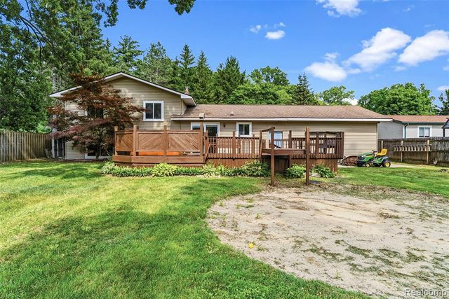 305 East Road, Holly, MI 48442