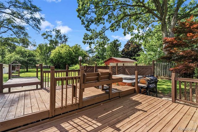 305 East Road, Holly, MI 48442