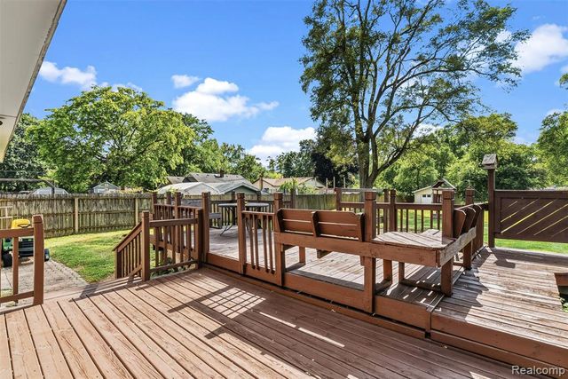 305 East Road, Holly, MI 48442
