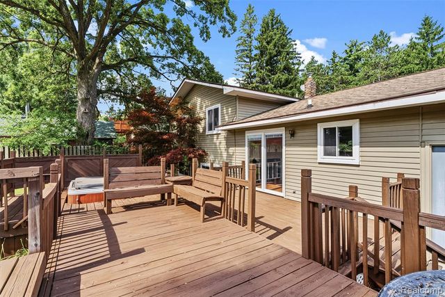 305 East Road, Holly, MI 48442