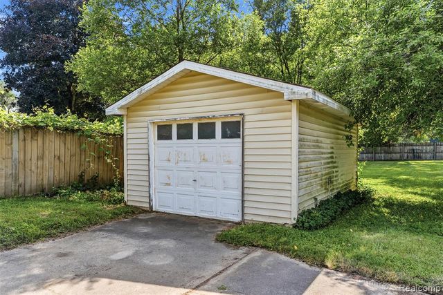 305 East Road, Holly, MI 48442