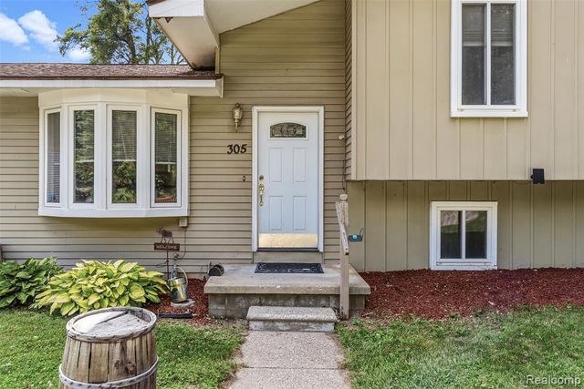 305 East Road, Holly, MI 48442