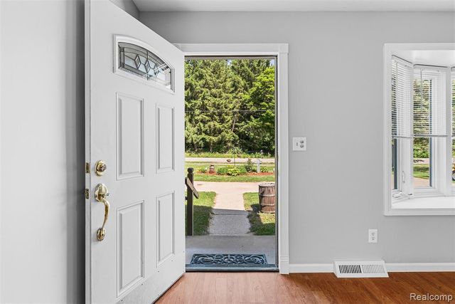 305 East Road, Holly, MI 48442
