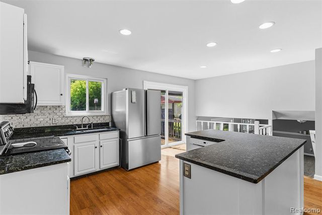 305 East Road, Holly, MI 48442