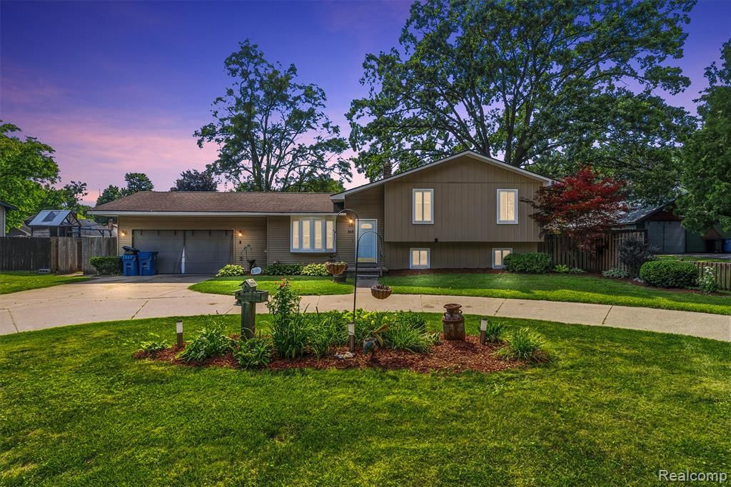 305 East Road, Holly, MI 48442