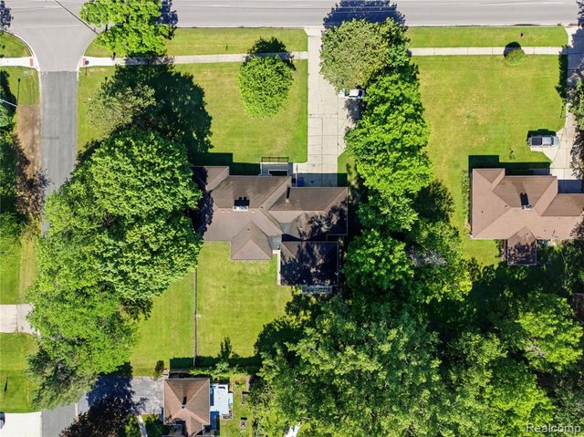 1690 N Center Road, Saginaw, MI 48638