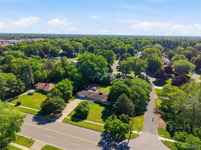 1690 N Center Road, Saginaw, MI 48638