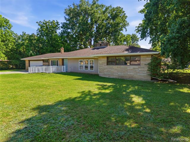 1690 N Center Road, Saginaw, MI 48638