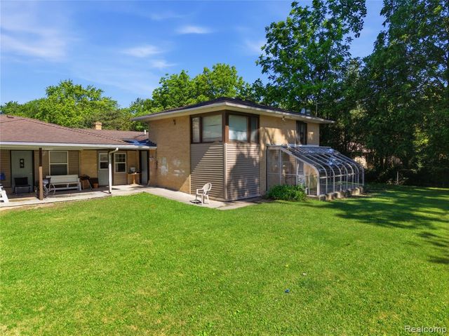 1690 N Center Road, Saginaw, MI 48638