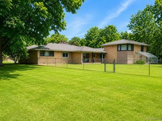 1690 N Center Road, Saginaw, MI 48638