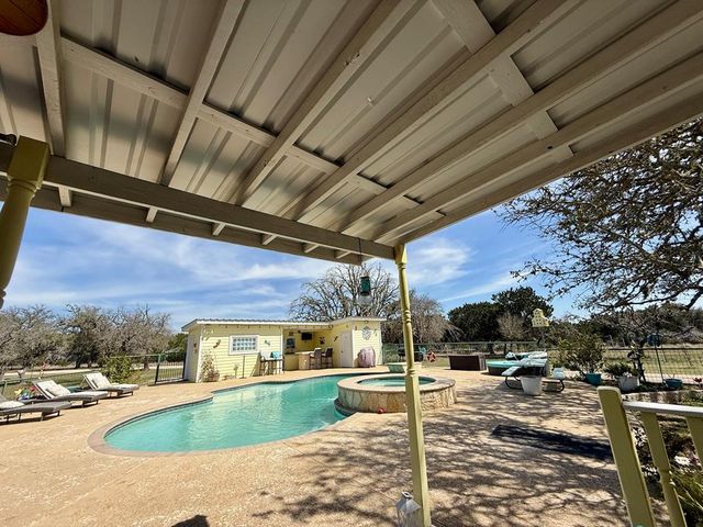 3320 Privilege Creek Rd, Pipe Creek, TX 78063