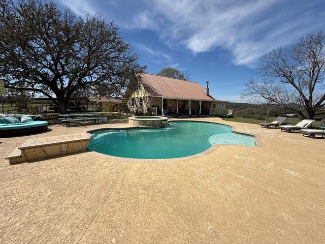 3320 Privilege Creek Rd, Pipe Creek, TX 78063