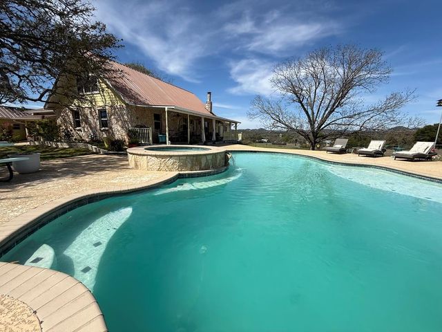 3320 Privilege Creek Rd, Pipe Creek, TX 78063
