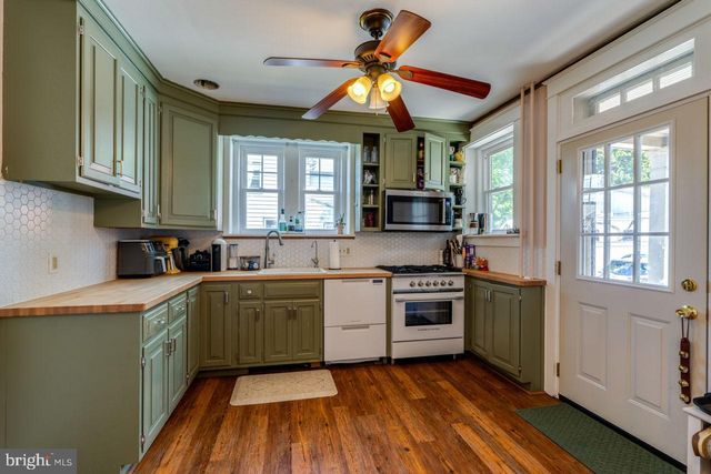 466 E MAIN ST, Leola, PA 17540