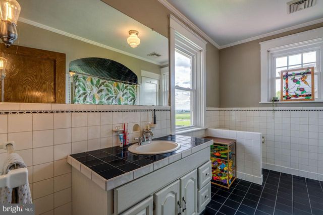 466 E MAIN ST, Leola, PA 17540