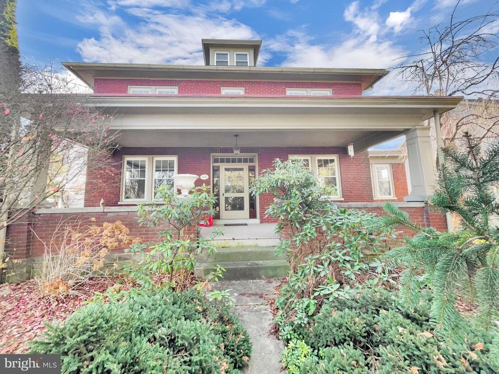 466 E MAIN ST, Leola, PA 17540