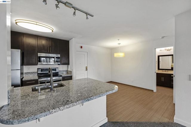 6400 Christie Ave 2106, Emeryville, CA 94608