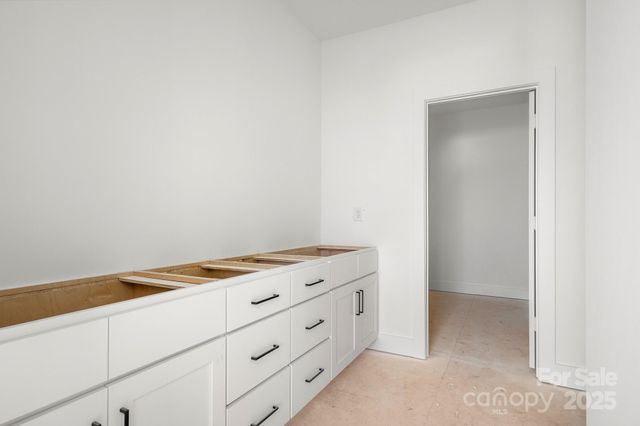 909 S Hoskins Road, Charlotte, NC 28208