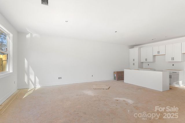 909 S Hoskins Road, Charlotte, NC 28208