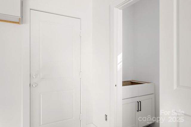 909 S Hoskins Road, Charlotte, NC 28208