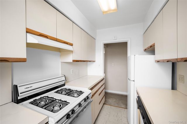 215-12 47th 2D-12, Bayside, NY 11361