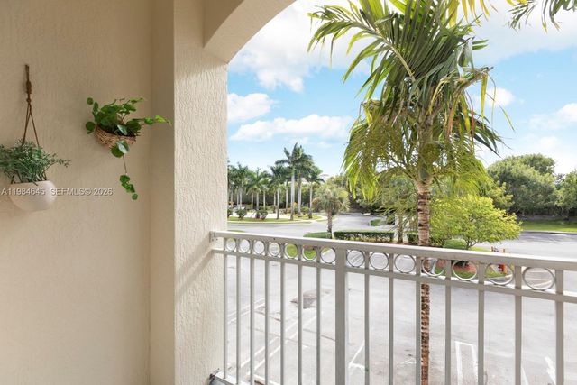 10022 NW 7th St 206, Miami, FL 33172