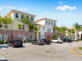 10022 NW 7th St 206, Miami, FL 33172