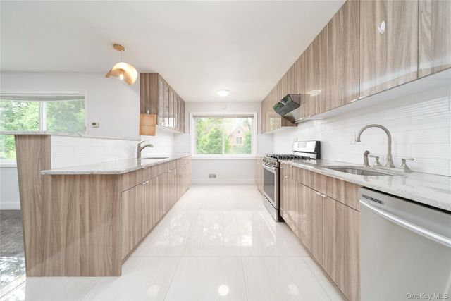 1 Horizon Road, Great Neck, NY 11020