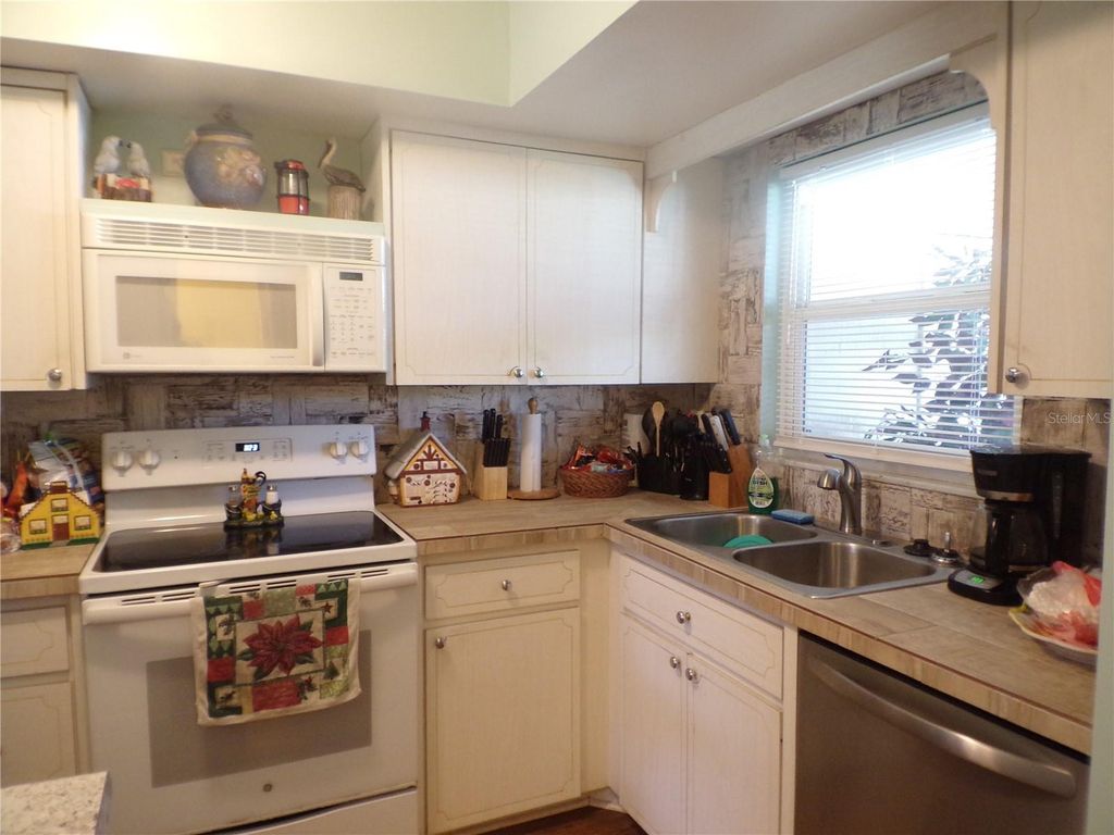 Image 2 of property listing at 670 PARK CIRCLE, Bradenton, FL 34207