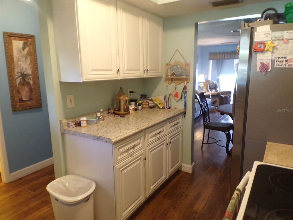 Image 8 of property listing at 670 PARK CIRCLE, Bradenton, FL 34207