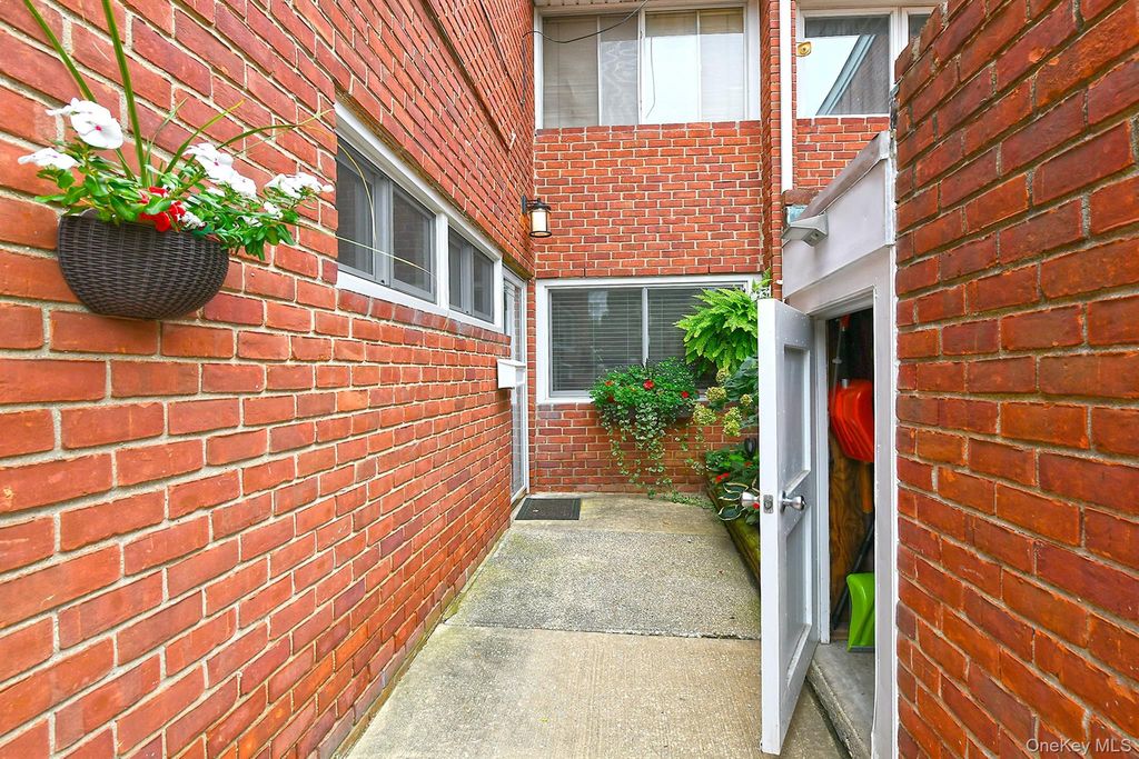 745 Conklin Street 18, Farmingdale, NY 11735 — photo 2