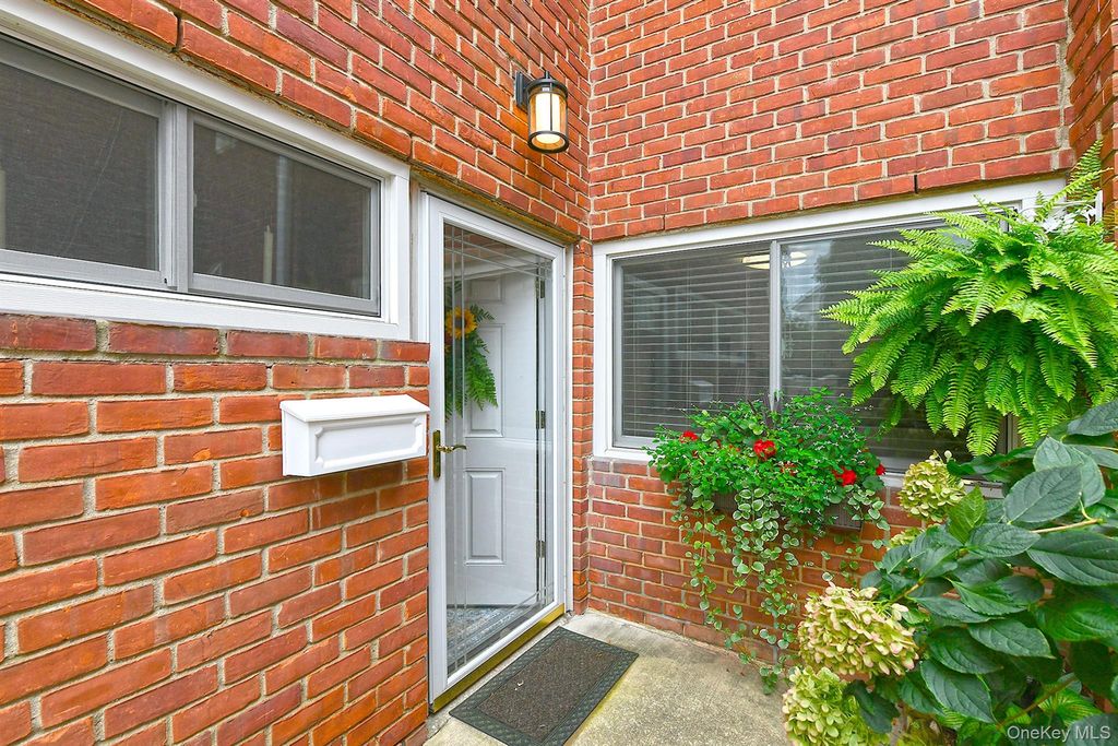 745 Conklin Street 18, Farmingdale, NY 11735 — photo 3