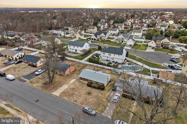 521 LEON AVE, Delran, NJ 08075