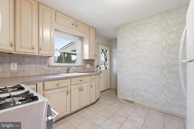 521 LEON AVE, Delran, NJ 08075