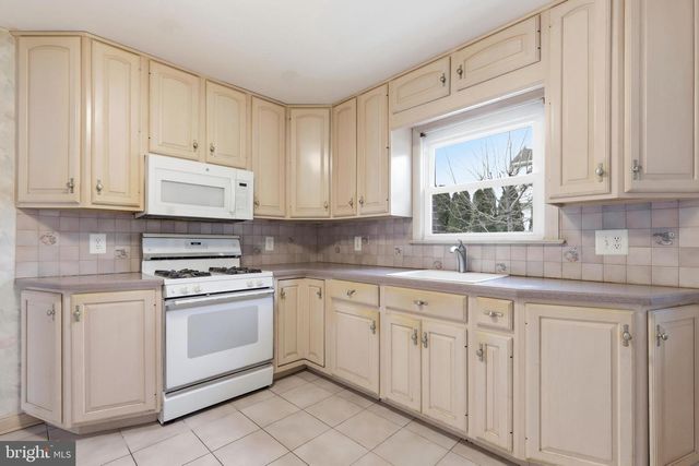 521 LEON AVE, Delran, NJ 08075