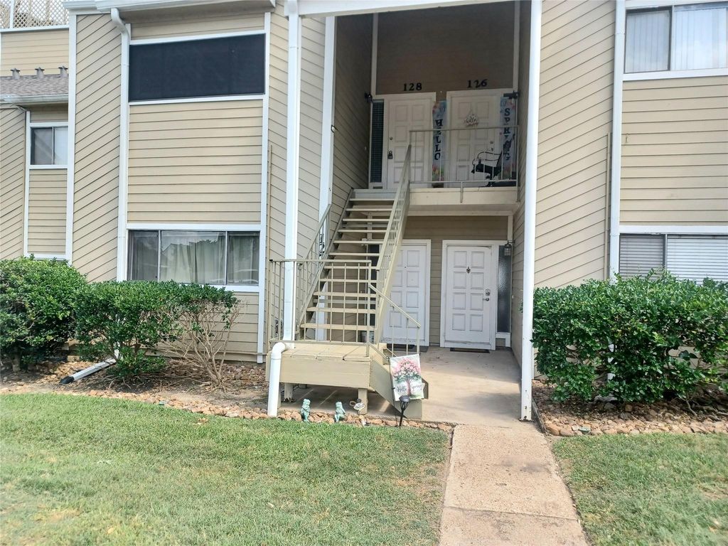 128 April Point Drive S, Conroe, TX 77356