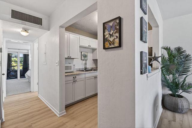 2286 Lake Osborne Drive Apt. 4, Lake Worth Beach, FL 33461