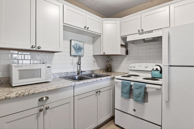 2286 Lake Osborne Drive Apt. 4, Lake Worth Beach, FL 33461